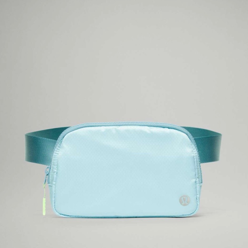 Lululemon Everywhere Belt Bag 1L
Icing Blue / Eton Blue